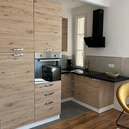 T2 - A Deux Pas De La