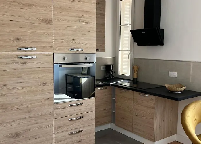 T2 - A Deux Pas De La